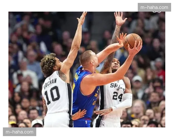 马刺团队篮球8人得分上双 面对76人残阵展现深度轮换优势