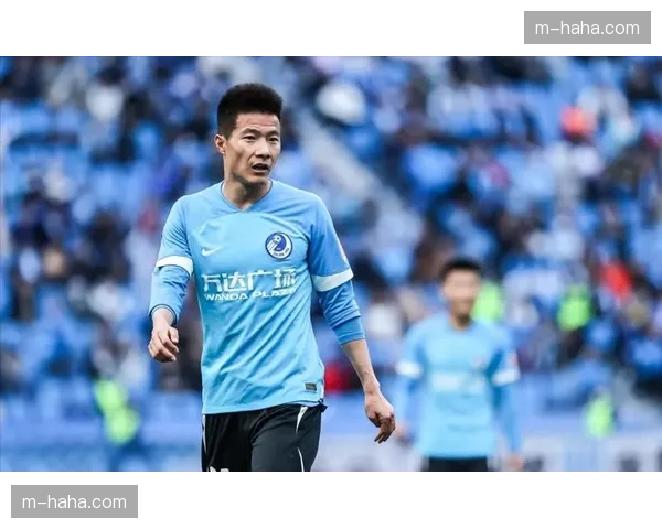 吕鹏三十七岁跑动迟缓 大连老将中场控制力明显下降